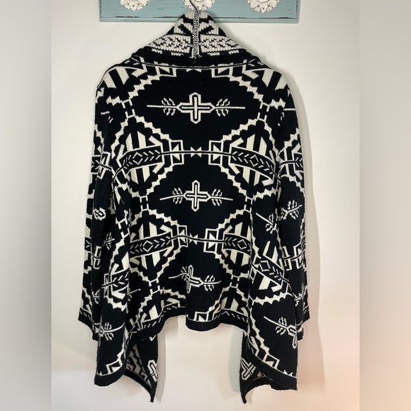 Forever 21 Southwestern Patterned Double Knit Shrug - Picture 2 of 5